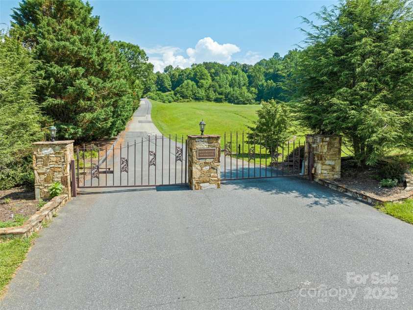 151 Country Club Drive, Whittier, NC 28789.  MLS# CAR4279550, YatesRealty ID 1996. 