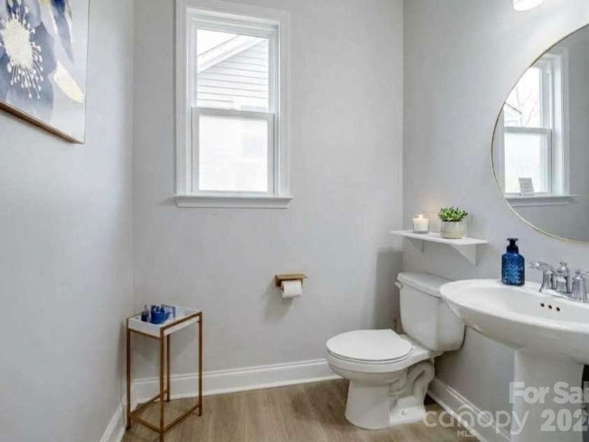 15213 Shallow Ridge Road, Charlotte, NC 28278.  MLS# CAR4432062, YatesRealty ID 19963. Main floor half bath