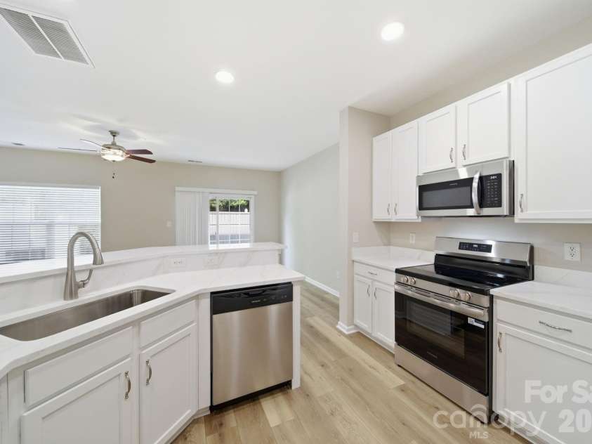 12429 Stratfield Place Circle, Pineville, NC 28134.  MLS# CAR4353711, YatesRealty ID 19964. 