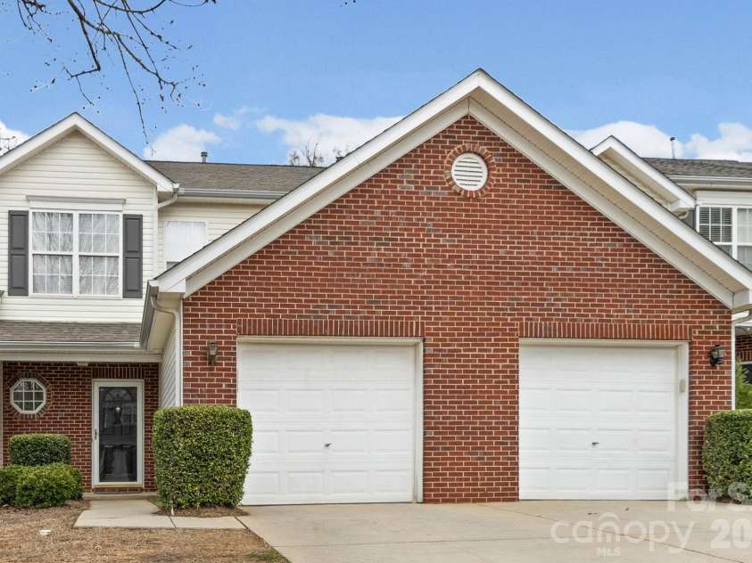 12429 Stratfield Place Circle, Pineville, NC 28134.  MLS# CAR4353711, YatesRealty ID 19964. Welcome Home