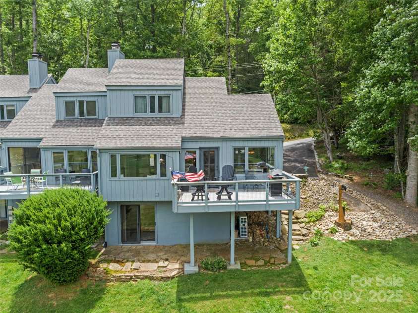 43 Townhouse Drive, Burnsville, NC 28714.  MLS# CAR4263640, YatesRealty ID 19965. 