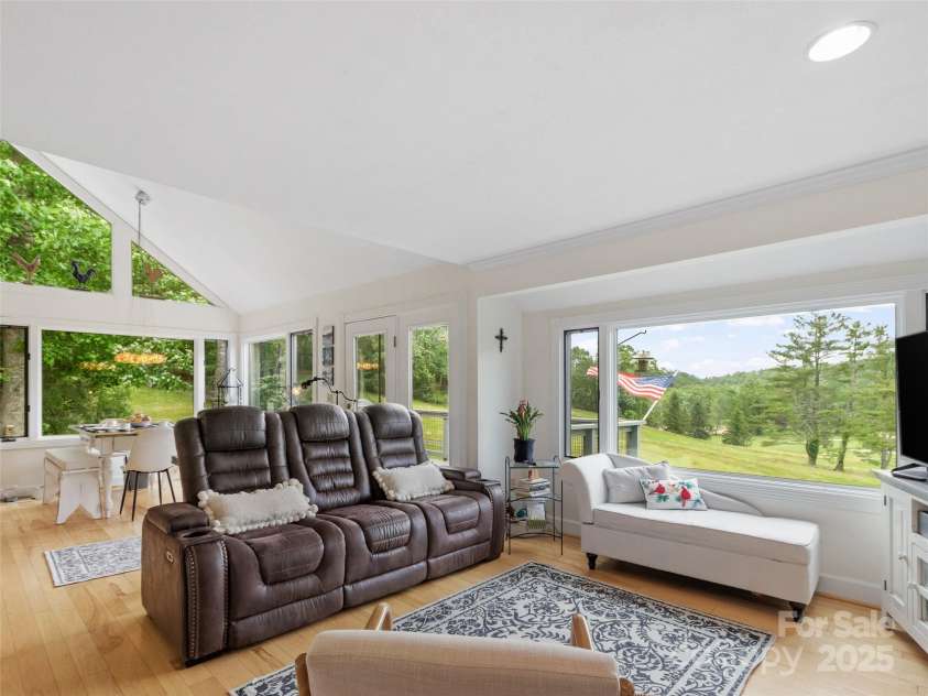 43 Townhouse Drive, Burnsville, NC 28714.  MLS# CAR4263640, YatesRealty ID 19965. 