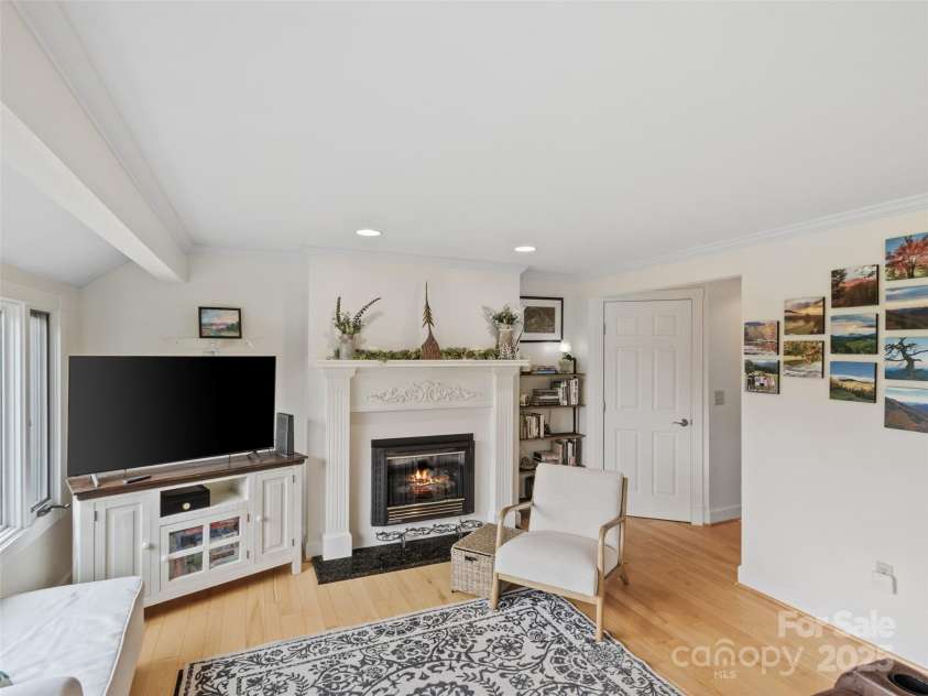 43 Townhouse Drive, Burnsville, NC 28714.  MLS# CAR4263640, YatesRealty ID 19965. 