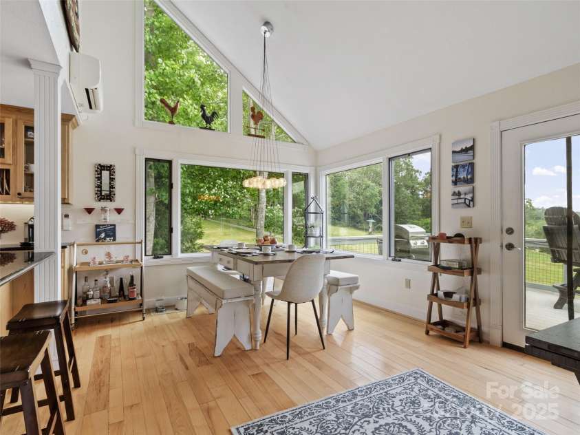 43 Townhouse Drive, Burnsville, NC 28714.  MLS# CAR4263640, YatesRealty ID 19965. 