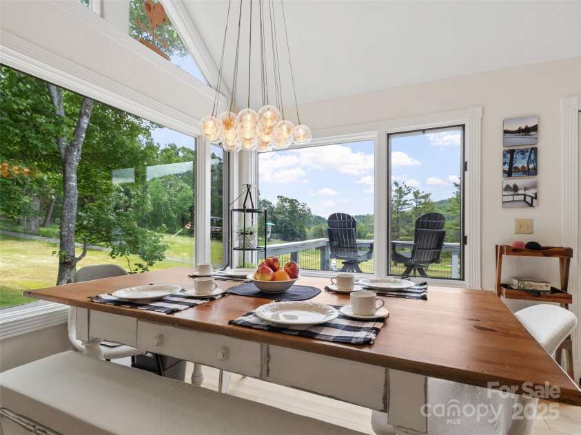 43 Townhouse Drive, Burnsville, NC 28714.  MLS# CAR4263640, YatesRealty ID 19965. 