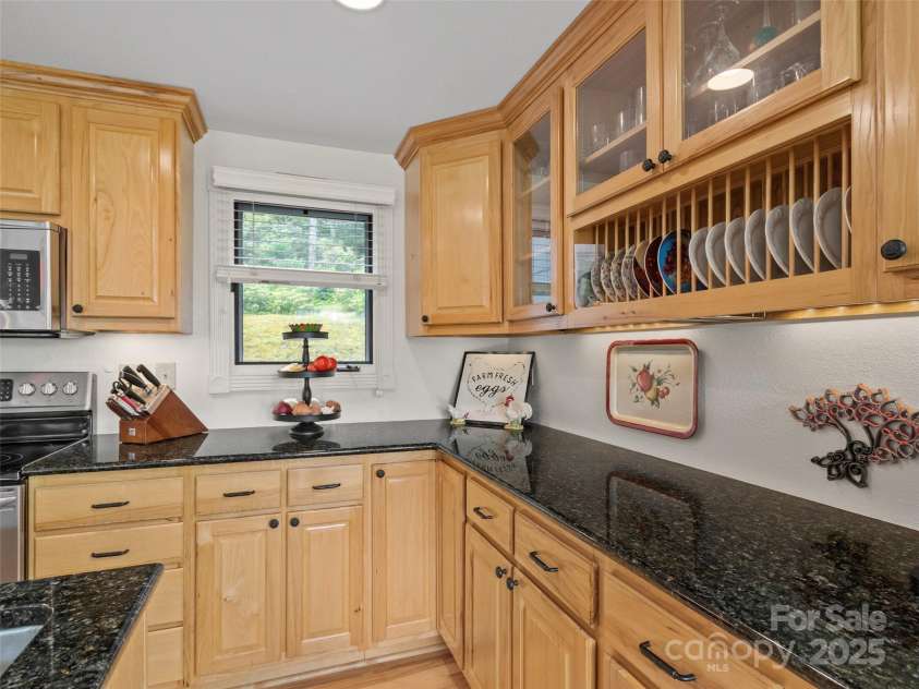 43 Townhouse Drive, Burnsville, NC 28714.  MLS# CAR4263640, YatesRealty ID 19965. 