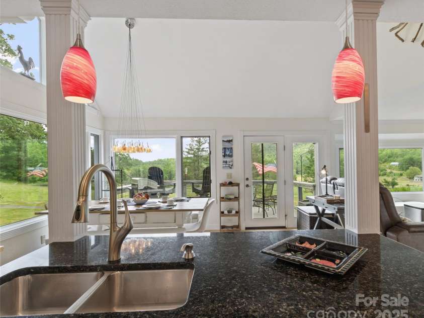 43 Townhouse Drive, Burnsville, NC 28714.  MLS# CAR4263640, YatesRealty ID 19965. 