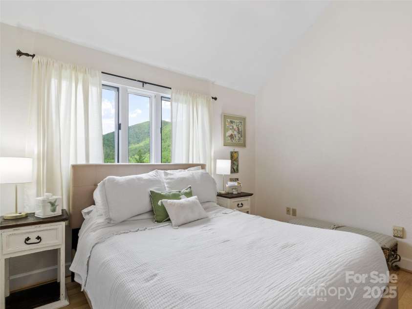 43 Townhouse Drive, Burnsville, NC 28714.  MLS# CAR4263640, YatesRealty ID 19965. 