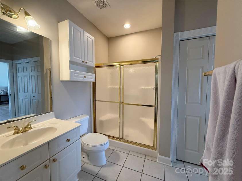 8668 Coralbell Lane, Charlotte, NC 28213.  MLS# CAR4225758, YatesRealty ID 19966. Ensuite bath for second primary bedroom
