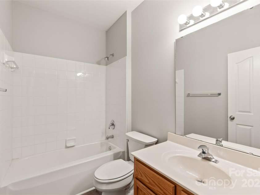 16344 Redstone Mountain Lane, Charlotte, NC 28277.  MLS# CAR4269073, YatesRealty ID 19967. Full guest bath with tub and shower combo