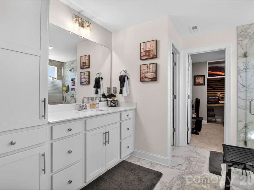 5516 Verona Road, Charlotte, NC 28213.  MLS# CAR4360001, YatesRealty ID 19969. Separate Dual Vanitites!!