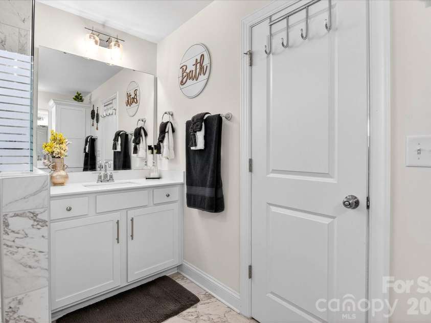 5516 Verona Road, Charlotte, NC 28213.  MLS# CAR4360001, YatesRealty ID 19969. Vanity!!!