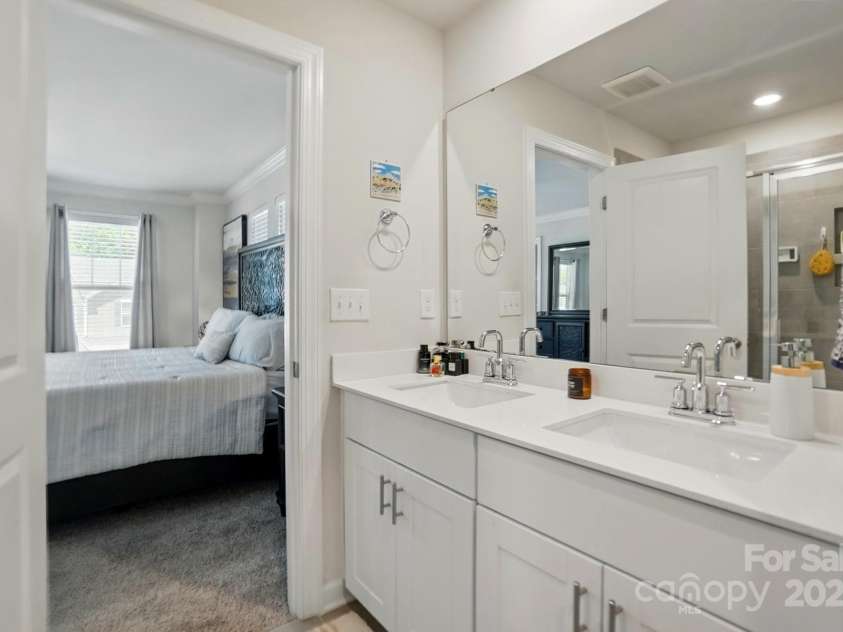 1015 Maltby Street, Charlotte, NC 28217.  MLS# CAR4263484, YatesRealty ID 19970. Primary Ensuite