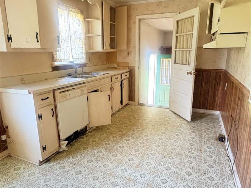 1073 Springdale Drive, Maiden, NC 28650.  MLS# CAR4268407, YatesRealty ID 19972. 