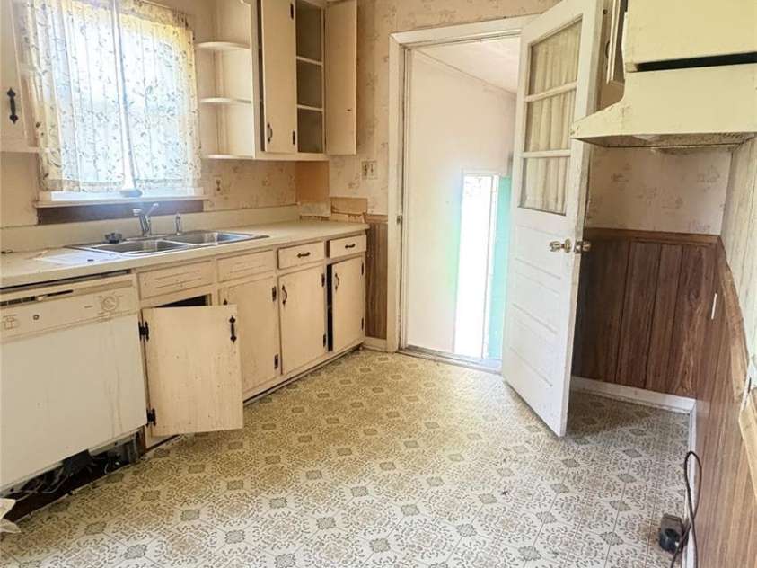 1073 Springdale Drive, Maiden, NC 28650.  MLS# CAR4268407, YatesRealty ID 19972. 