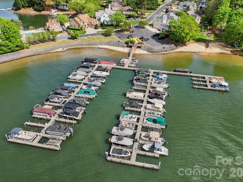 16201 Woolwine Road, Charlotte, NC 28278.  MLS# CAR4366785, YatesRealty ID 19972. COMMUNITY BOAT SLIPS