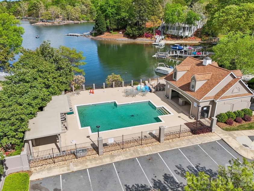 16201 Woolwine Road, Charlotte, NC 28278.  MLS# CAR4366785, YatesRealty ID 19972. COMMUNITY POOL