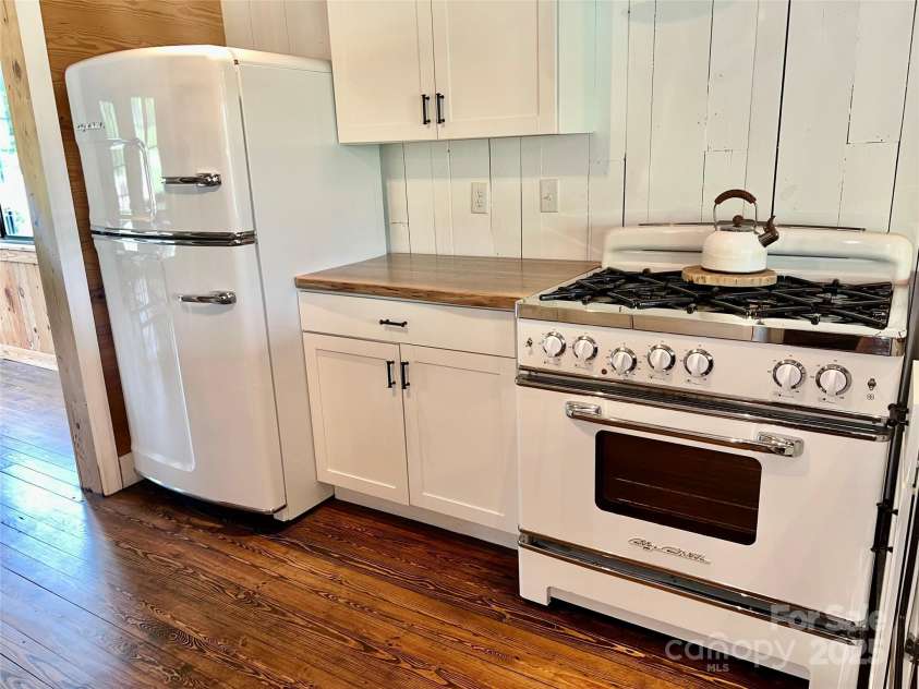 668 Old Hendersonville Highway, Brevard, NC 28712.  MLS# CAR4264741, YatesRealty ID 19974. Big Chill Vintage Appliances