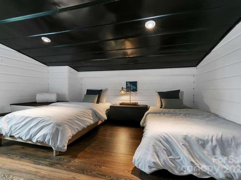 668 Old Hendersonville Highway, Brevard, NC 28712.  MLS# CAR4264741, YatesRealty ID 19974. Bonus Room