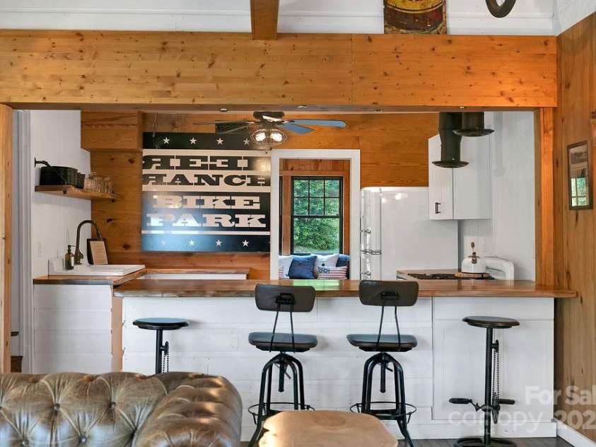 668 Old Hendersonville Highway, Brevard, NC 28712.  MLS# CAR4264741, YatesRealty ID 19974. Breakfast bar