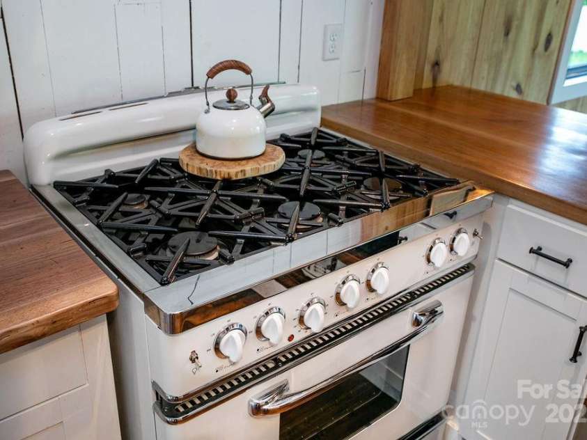 668 Old Hendersonville Highway, Brevard, NC 28712.  MLS# CAR4264741, YatesRealty ID 19974. Gas Big Chill Stove