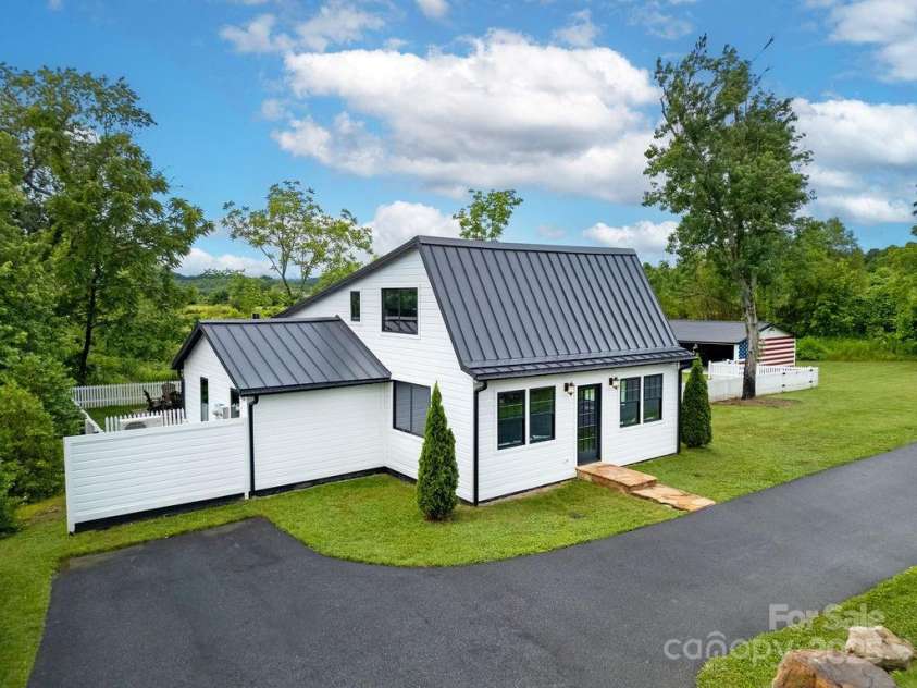 668 Old Hendersonville Highway, Brevard, NC 28712.  MLS# CAR4264741, YatesRealty ID 19974. Great VRBO History