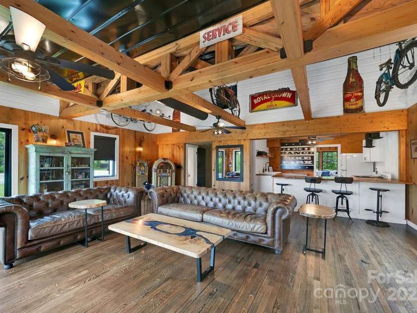 668 Old Hendersonville Highway, Brevard, NC 28712.  MLS# CAR4264741, YatesRealty ID 19974. Large Livingroom