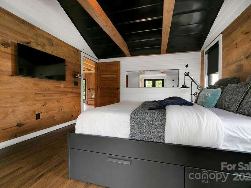 668 Old Hendersonville Highway, Brevard, NC 28712.  MLS# CAR4264741, YatesRealty ID 19974. Primary Bedroom