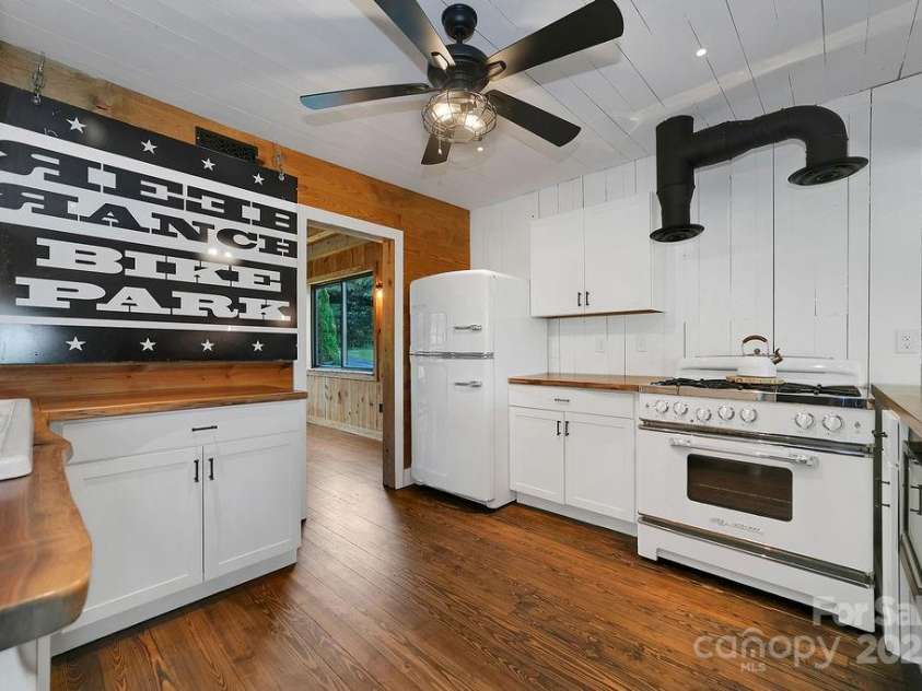 668 Old Hendersonville Highway, Brevard, NC 28712.  MLS# CAR4264741, YatesRealty ID 19974. Spacious Kitchen