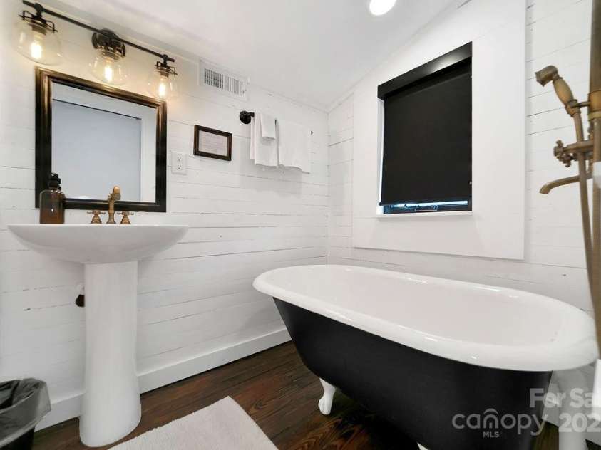 668 Old Hendersonville Highway, Brevard, NC 28712.  MLS# CAR4264741, YatesRealty ID 19974. Upstairs Full Bath