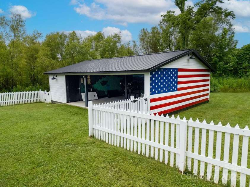 668 Old Hendersonville Highway, Brevard, NC 28712.  MLS# CAR4264741, YatesRealty ID 19974. Workshop