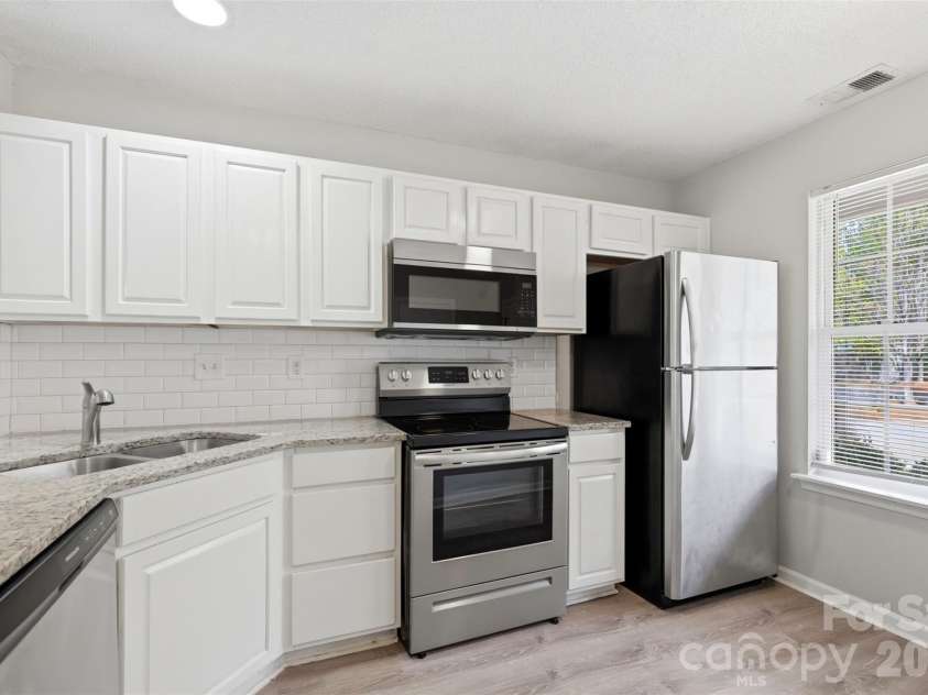 6856 Cypress Tree Lane, Charlotte, NC 28215.  MLS# CAR4367342, YatesRealty ID 19974. 