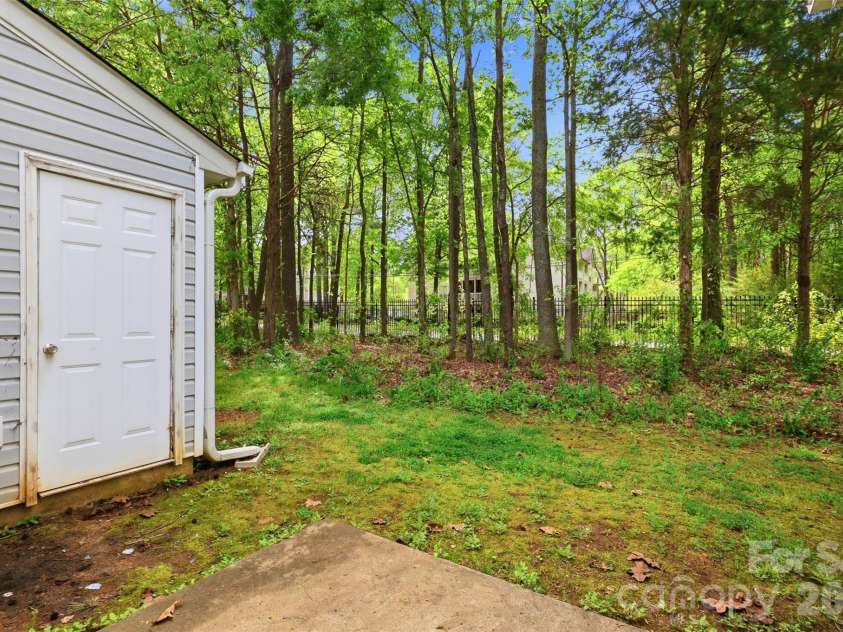 6856 Cypress Tree Lane, Charlotte, NC 28215.  MLS# CAR4367342, YatesRealty ID 19974. 