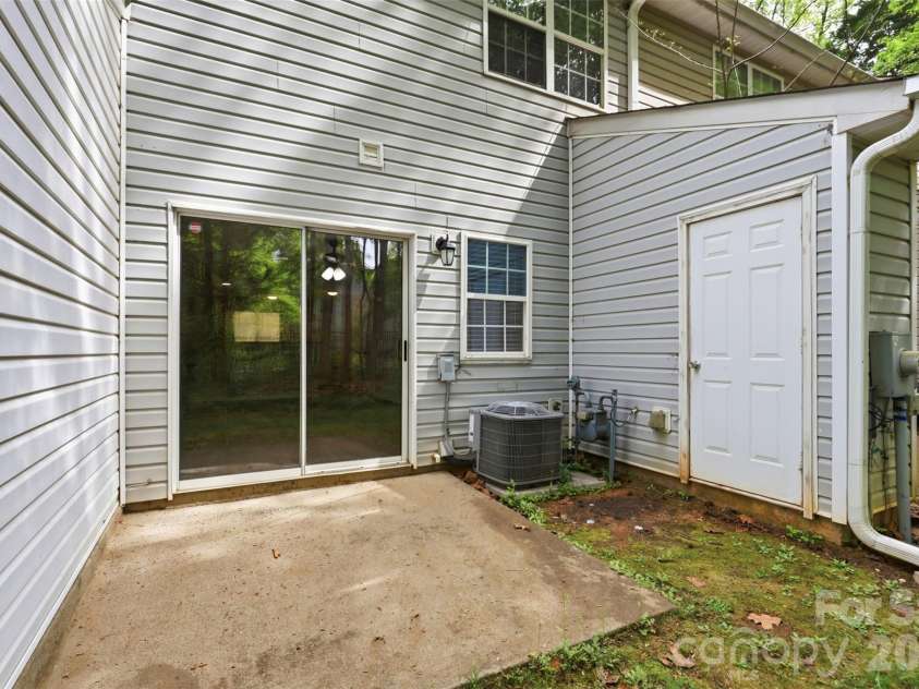 6856 Cypress Tree Lane, Charlotte, NC 28215.  MLS# CAR4367342, YatesRealty ID 19974. 