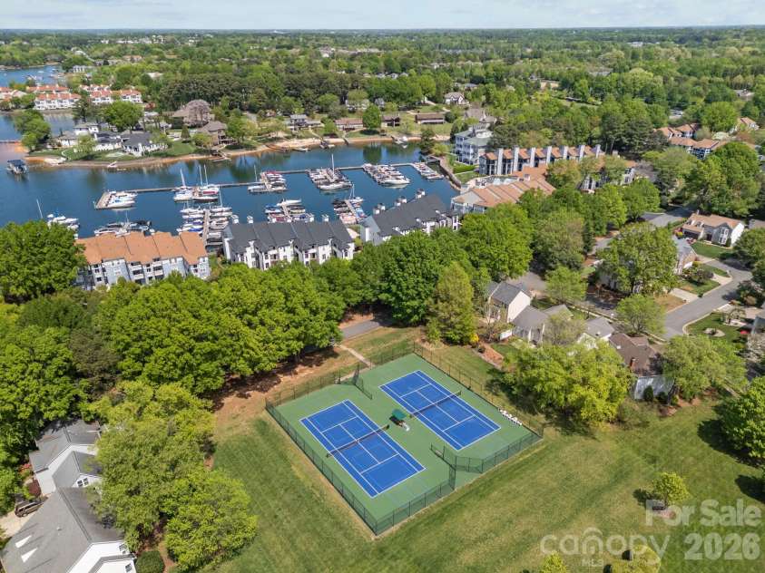 18749 Vineyard Point Lane, Cornelius, NC 28031.  MLS# CAR4367130, YatesRealty ID 19976. 
