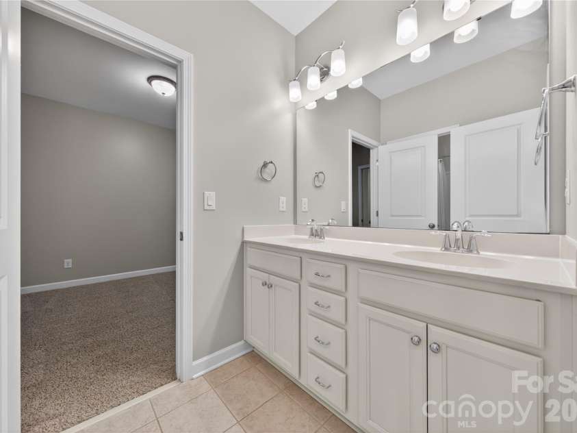 5220 Meadowcroft Way, Fort Mill, SC 29708.  MLS# CAR4370606, YatesRealty ID 19978. Jack n Jill Bath