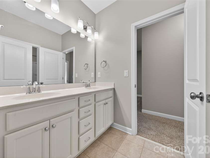 5220 Meadowcroft Way, Fort Mill, SC 29708.  MLS# CAR4370606, YatesRealty ID 19978. Jack n Jill Bath