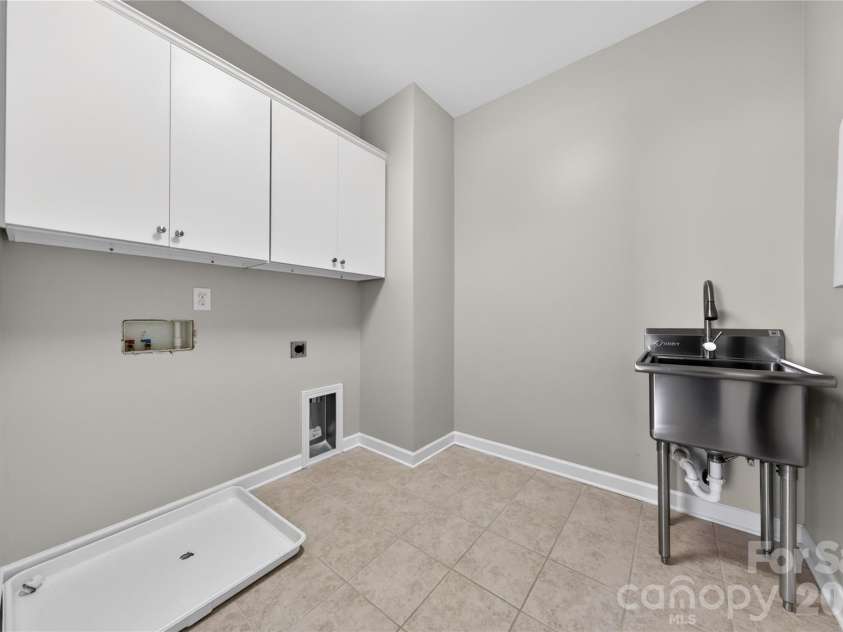 5220 Meadowcroft Way, Fort Mill, SC 29708.  MLS# CAR4370606, YatesRealty ID 19978. Laundry Room with Sink