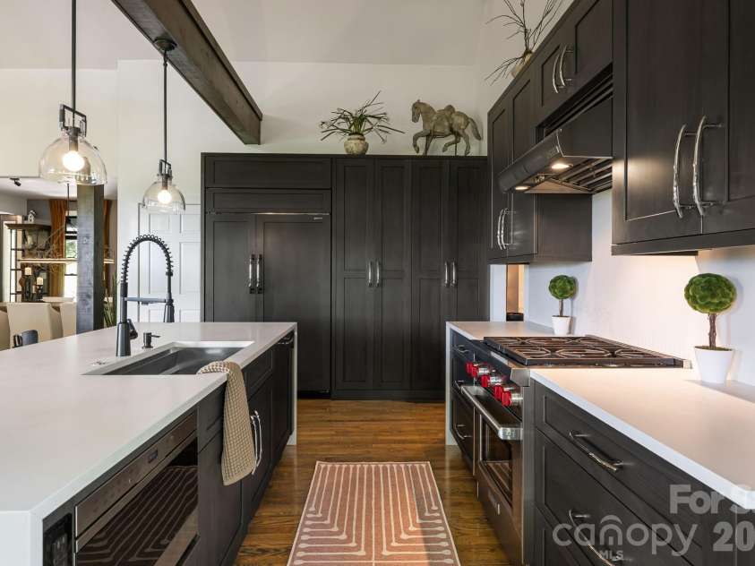 5 Saddle Ridge, Fletcher, NC 28732.  MLS# CAR4375966, YatesRealty ID 1998. Gourmet Kitchen