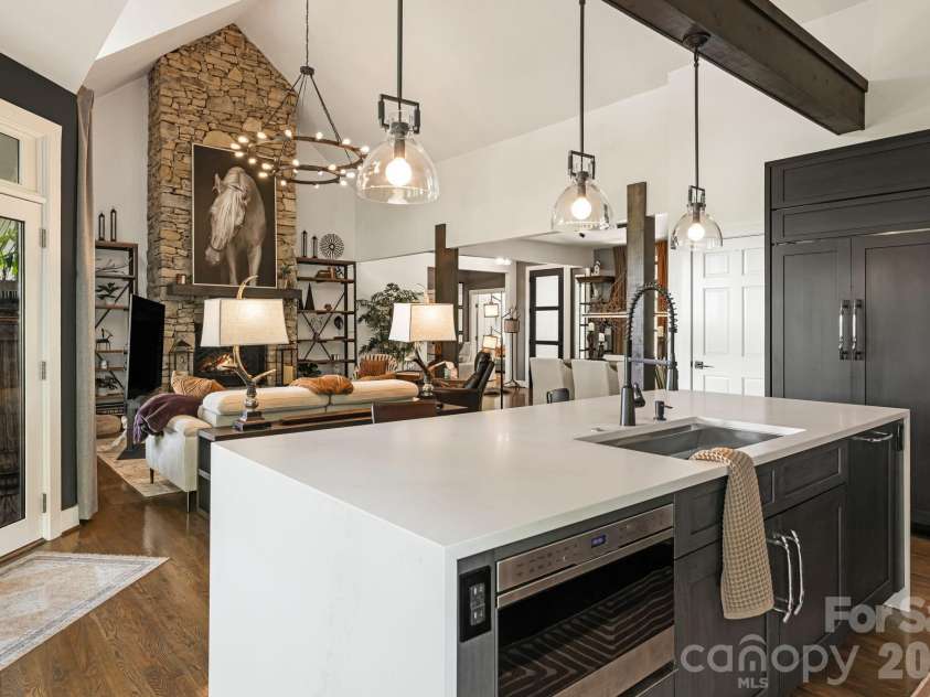 5 Saddle Ridge, Fletcher, NC 28732.  MLS# CAR4375966, YatesRealty ID 1998. Gourmet Kitchen