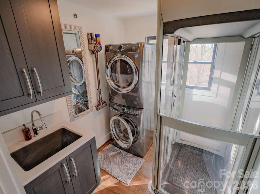 5 Saddle Ridge, Fletcher, NC 28732.  MLS# CAR4375966, YatesRealty ID 1998. Laundry & Elevator