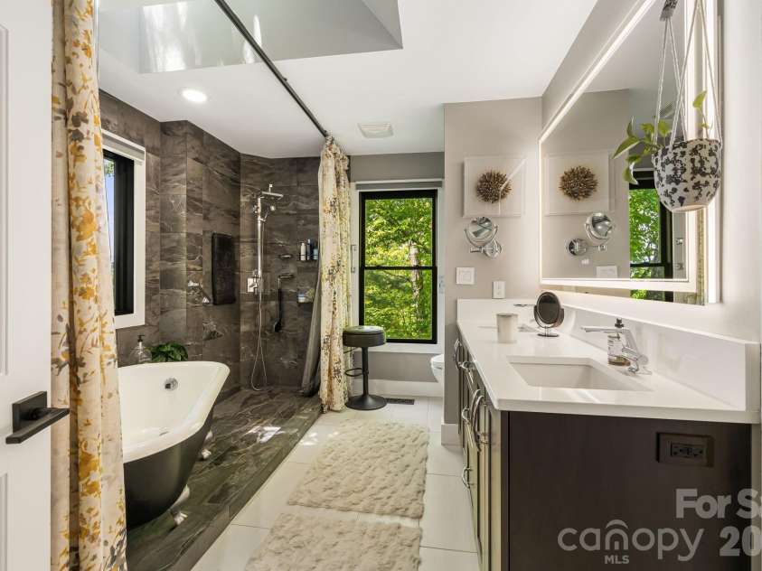 5 Saddle Ridge, Fletcher, NC 28732.  MLS# CAR4375966, YatesRealty ID 1998. Primary Bathroom