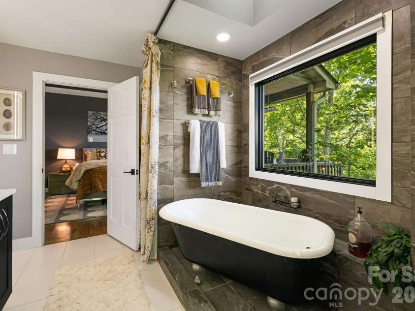 5 Saddle Ridge, Fletcher, NC 28732.  MLS# CAR4375966, YatesRealty ID 1998. Primary Bathroom