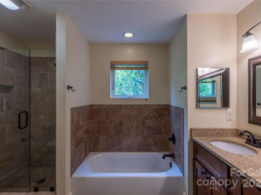 122 Bent Creek Preserve Road, Asheville, NC 28806.  MLS# CAR4266867, YatesRealty ID 19981. En Suite Bath