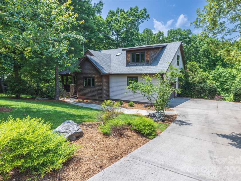 122 Bent Creek Preserve Road, Asheville, NC 28806.  MLS# CAR4266867, YatesRealty ID 19981. Large Driveway and Two Car Garage