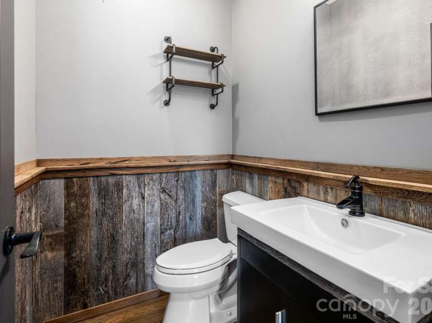 139 Linden Street, Arden, NC 28704.  MLS# CAR4368337, YatesRealty ID 19981. Guest Bathroom