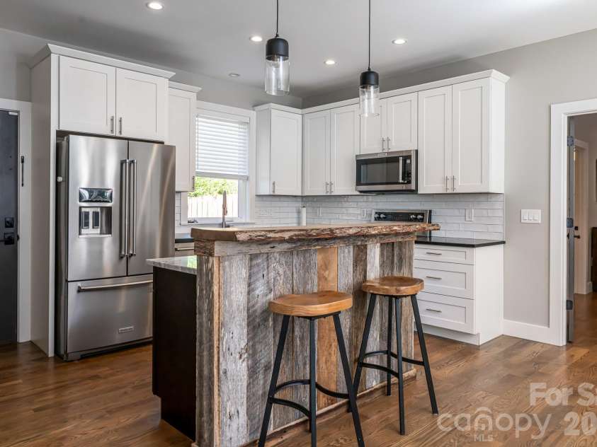 139 Linden Street, Arden, NC 28704.  MLS# CAR4368337, YatesRealty ID 19981. Kitchen