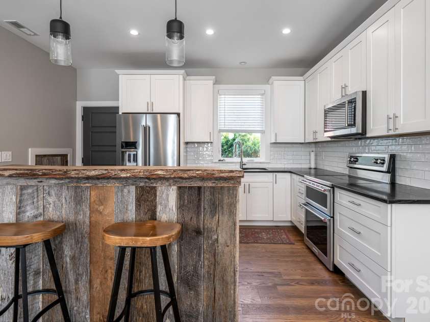 139 Linden Street, Arden, NC 28704.  MLS# CAR4368337, YatesRealty ID 19981. Kitchen