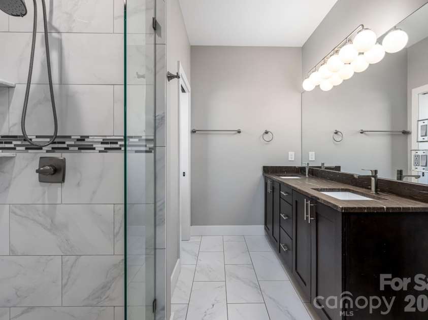 139 Linden Street, Arden, NC 28704.  MLS# CAR4368337, YatesRealty ID 19981. Primary Bathroom