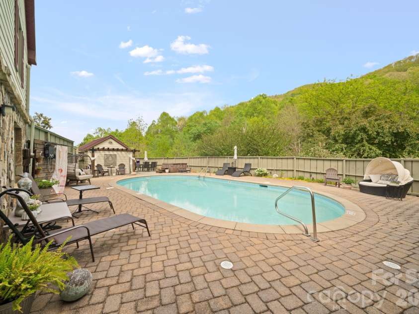 25 View Ridge Parkway, Leicester, NC 28748.  MLS# CAR4368592, YatesRealty ID 19983. 